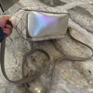 Adorable Betsey Johnson EUC crossbody metallic and geometric pattern